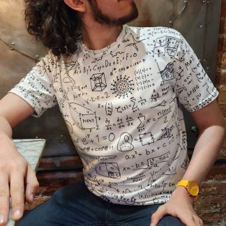 Camiseta azul con ecuaciones matemáticas de nivel licenciatura