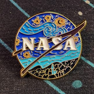 Pin del logo de la NASA con el diseño de 'La noche estrellada' de Van Gogh, combinando elementos icónicos de la ciencia y el arte