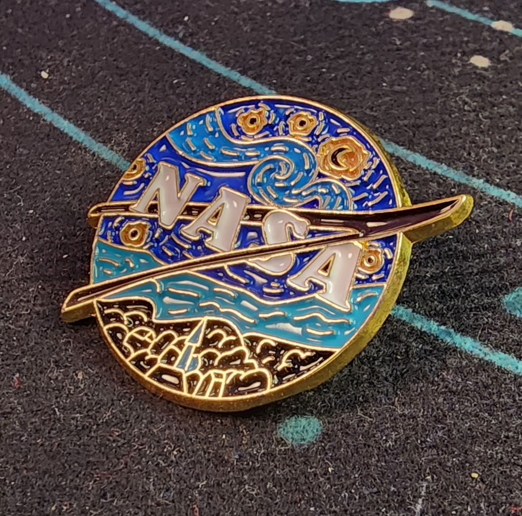 Pin NASA x Van Gogh 'Noche Estrellada' - Imagen 2